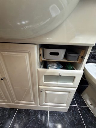 Mueble de baño beige con encimera de mármol y lava