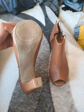 Botines de tacón peep toe marrones