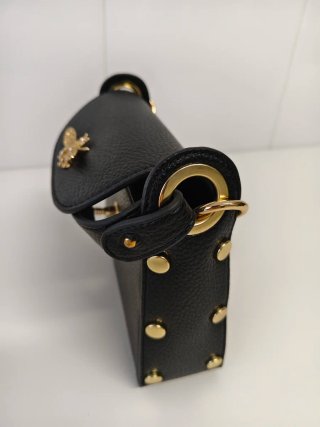 Bolso negro con detalles de abeja dorada y otros