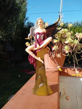 Statua fata con ali su base