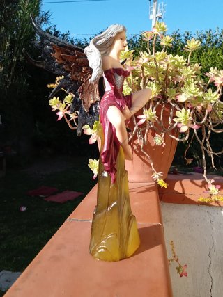 Statua fata con ali su base