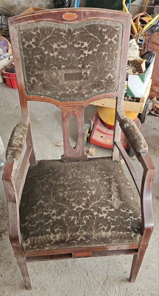 Elegante butaca antigua con un diseño clásico.
