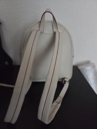 Mochila beige acolchada elegante tipo piel