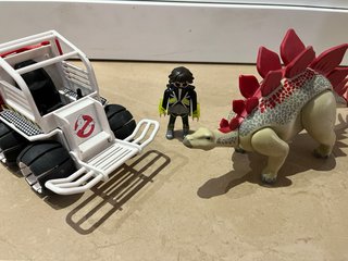 Lote Playmobil Coche y Dinosaurio