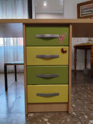 Escritorio madera con cajones
