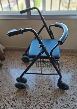 Andador con asiento y cesta