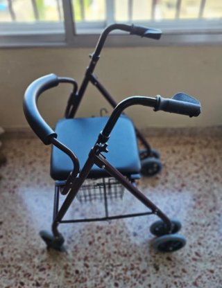 Andador con asiento y cesta