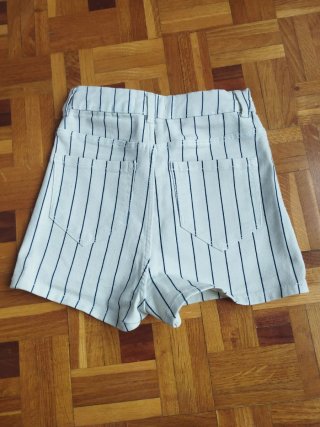 Pantalón corto rayas blanco y azul