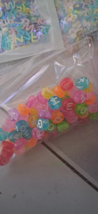 7 Paquetes Abalorios Letras Multicolor
