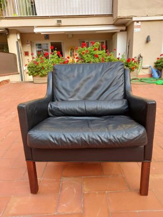 Poltrona de piel negra