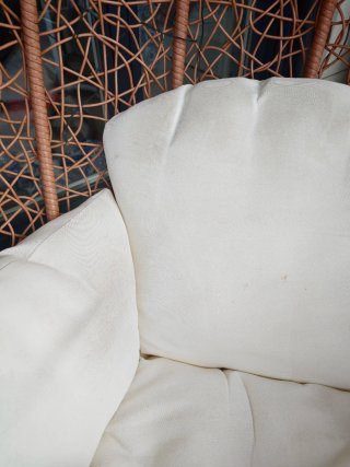 Silla colgante mimbre y cojines