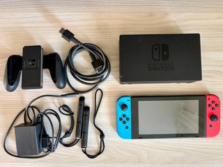 Nintendo Switch (2023) + Scheda SD 64GB
