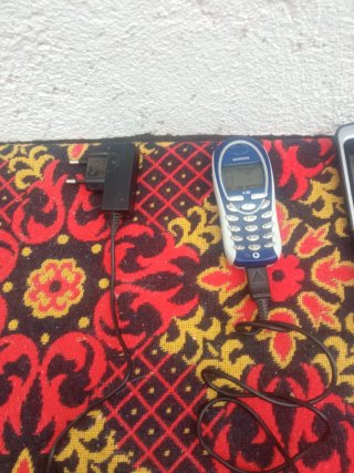 2 Móviles Antiguos Nokia y Siemens con Cargador