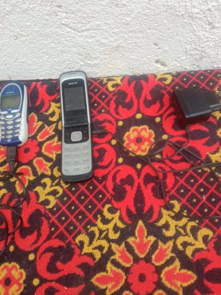 2 Móviles Antiguos Nokia y Siemens con Cargador