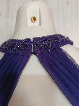 Vestido de fiesta morado con pedrería