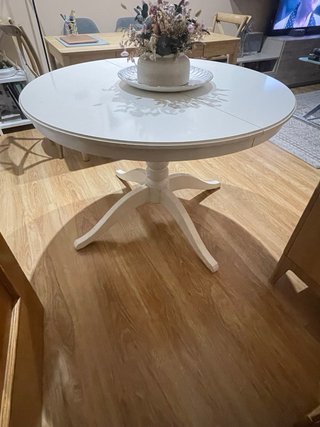 Mesa redonda extensible de madera blanca