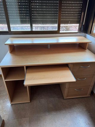 Escritorio de madera con cajones