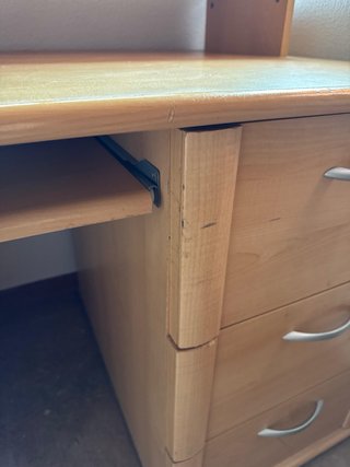 Escritorio de madera con cajones