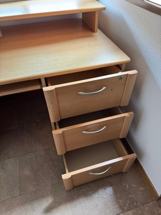 Escritorio de madera con cajones