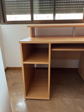 Escritorio de madera con cajones