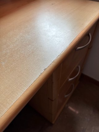 Escritorio de madera con cajones