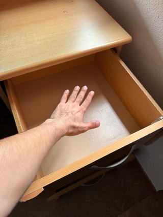Escritorio de madera con cajones