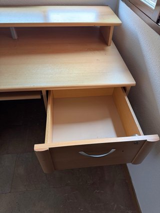 Escritorio de madera con cajones