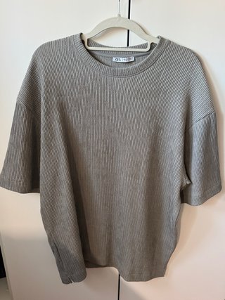 Camiseta Zara gris texturizada