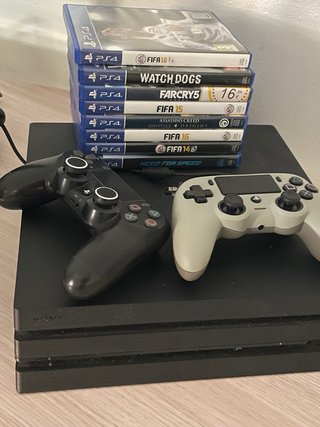 Consola Sony PS4 Pro Negra + 8 Juegos