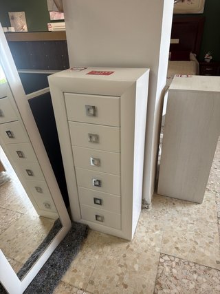 Cómoda blanca con cajones.