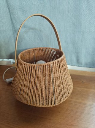 Lámpara de mimbre con asa
