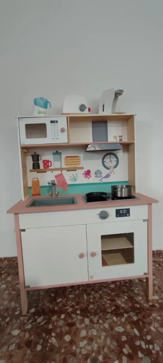 Cocinita de juguete con horno y fogones