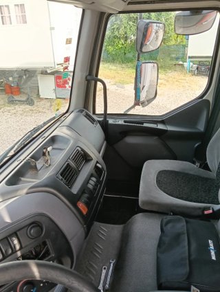 Camión DAF LF 2.20 de con puerta elevadora