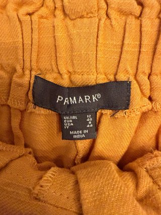 Pantalón corto mostaza con cinturón