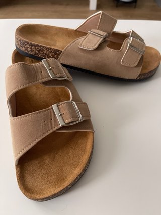 Sandalias Beige con Hebillas Ajustables
