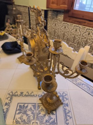 Candelabro de metal dorado estilo antiguo