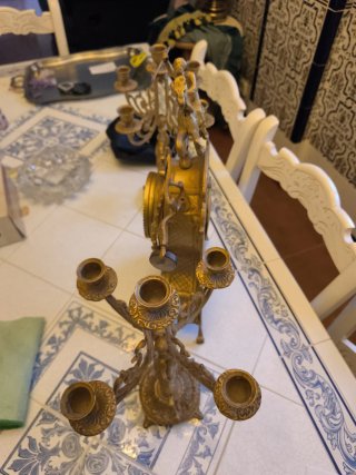 Candelabro de metal dorado estilo antiguo