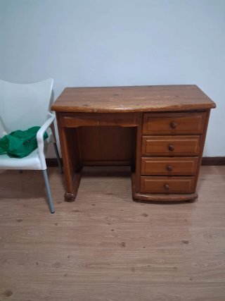 Escritorio de madera con cajones