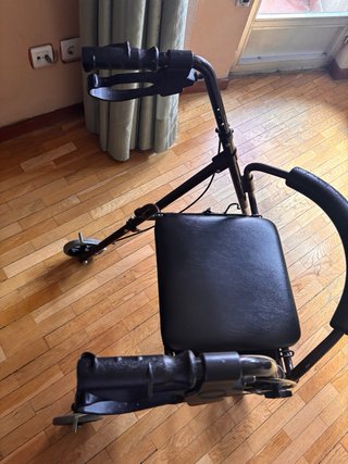 Andador con asiento y ruedas