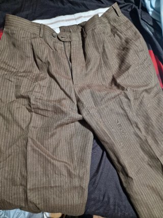 Traje de chaqueta marrón a rayas