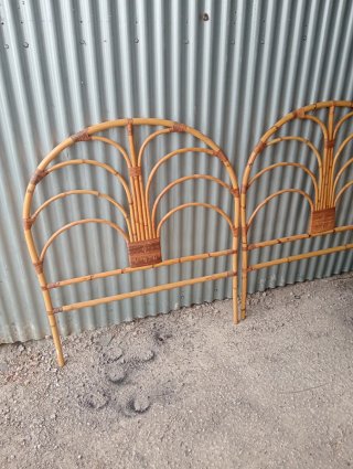 Dos cabeceros de bambú estilo abanico