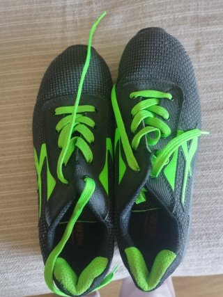 Zapatos de trabajo negros y verdes