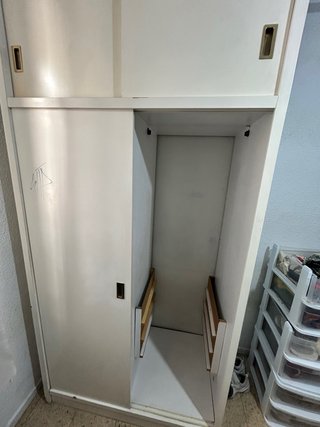 Armario blanco con puertas correderas