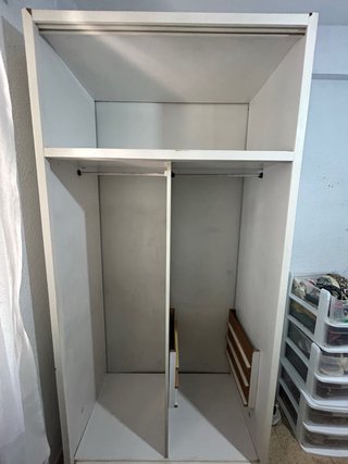Armario blanco con puertas correderas