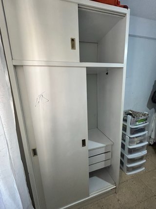 Armario blanco con puertas correderas