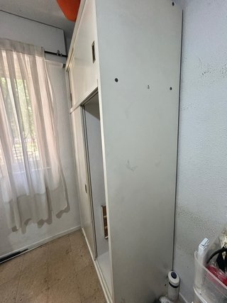 Armario blanco con puertas correderas