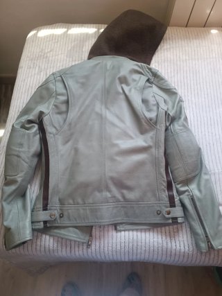 Chaqueta motera cuero con parches
