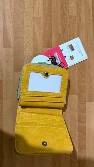 Monedero Salvadores Amarillo Nuevo
