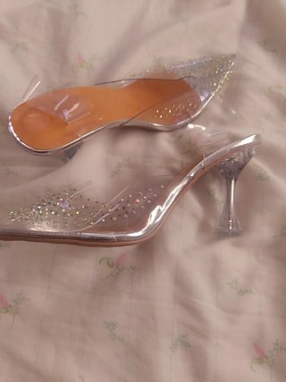 Zapatos de tacón transparentes con pedrería