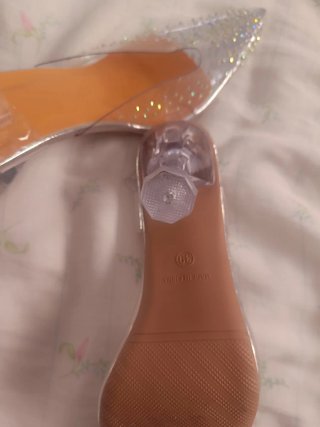 Zapatos de tacón transparentes con pedrería